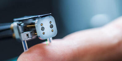 Wenn der Roboter operiert: Endoskopspitze mit integrierter Laser-Knochensäge.