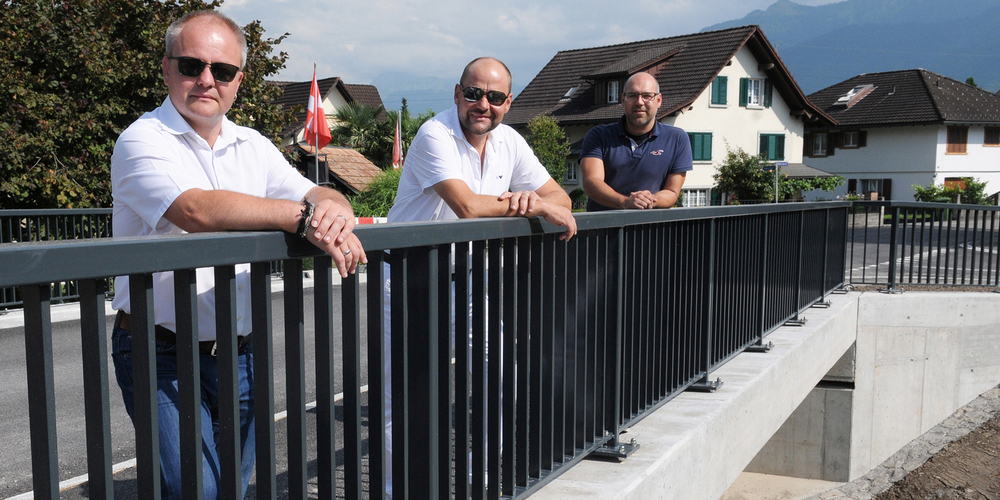 Daniel Schönenberger (v. l.), René Knobel und Philipp Diethelm freuen sich über die neue Mühlemoosbrücke in Tuggen. (Bild: Frieda Suter)