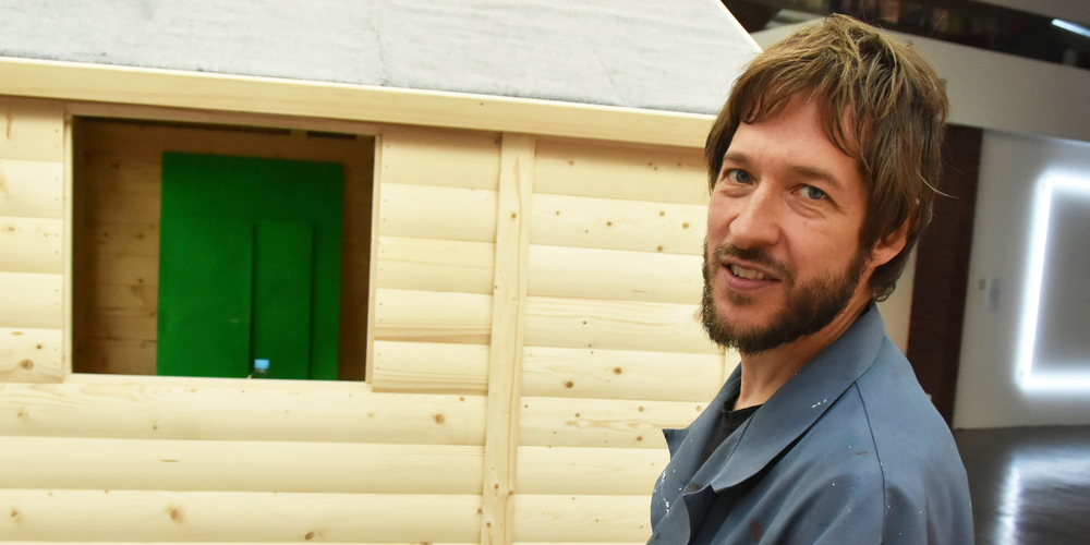 Am Wochenende hatten die Besucher im Vögele Kultur Zentrum in Pfäffikon Gelegenheit, dem Zürcher Künstler Marc Elsener beim Gestalten seiner Werke zuzusehen. Im Hintergrund das kleine Holzhäuschen, das er farblich umgestaltete und gleich zu seinem temporären Atelier machte. (Bild: Hans Ueli Kühni)