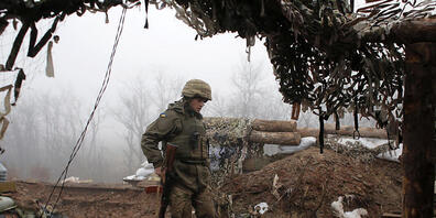 ARCHIV - Das Archivfoto zeigt einen ukrainischen Soldaten an der Frontlinie in der Region Donezk. Foto: Vitali Komar/AP/dpa