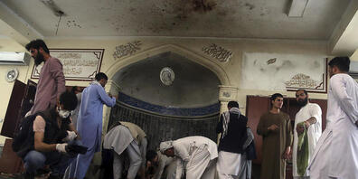 ARCHIV - Männer inspizieren das Innere einer Moschee nach einem Bombenanschlag im Juni. Foto: Rahmat Gul/AP/dpa