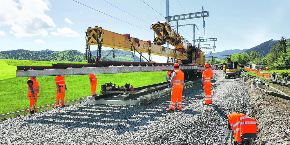 Einbau der Gleise in Einsiedeln im Bereich Blatten. (Bild: SOB)