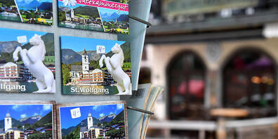 Postkarten im oberösterreichischen Touristenort St. Wolfgang. Foto: Barbara Gindl/apa/dpa