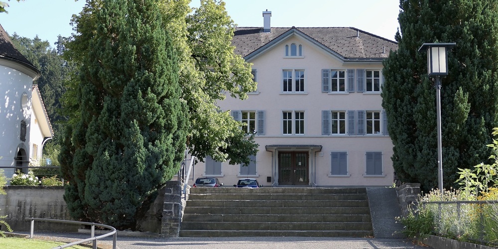 Der Vorplatz beim Schulhaus Bünt in Berneck als Theaterschauplatz (Bild: Ulrike Huber)