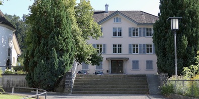 Der Vorplatz beim Schulhaus Bünt in Berneck als Theaterschauplatz (Bild: Ulrike Huber)