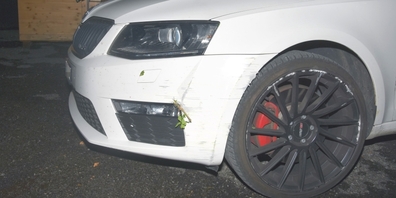 Mit diesem Auto baute ein Betrunkener einen Selbstunfall in Weesen und meldete den Schaden nicht. Er muss sein Billett abgeben.