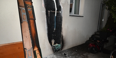 Durch den Akkubrand auf einem Garagenplatz wurden die angrenzende Hausfassade sowie mehrere Festbänke beschädigt.