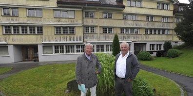 Urs Weidmann (links) zusammen mit Gemeinderat Niklaus Hörler vor dem Hauptgebäude der Liegenschaft Chräg oberhalb von Urnäsch.  