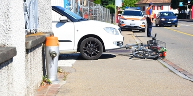 Beim Unfall zog sich die Velofahrerin Verletzungen zu und es entstand Sachschaden von 3'500 Franken.