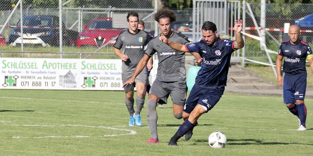Flamur Maliqi (in dunkelblauem Tenue) spielte eine solide Partie (Bilder: Ulrike Huber)