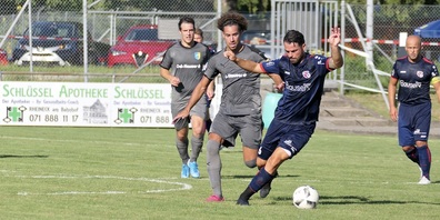 Flamur Maliqi (in dunkelblauem Tenue) spielte eine solide Partie (Bilder: Ulrike Huber)