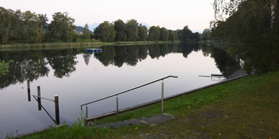 Nach einem Badeunfall im Baggersee ist ein 15-Jähriger verstorben. (Bild: kaposg)