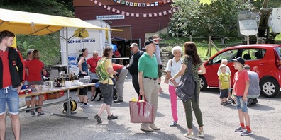 Für alle Besucher gab es beim Festungsmuseum Heldsberg gratis Wurst und Brot (Bild: Ulrike Huber)
