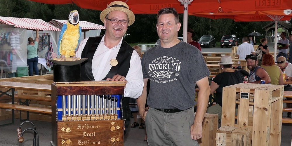 Handorgelspieler Roli und Marktchef Ralph Schmid (re.) sorgten für gute Laune und beste Organisation(Bilder: Ulrike Huber)