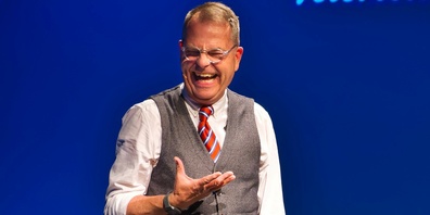 «Hausi Leutenegger funktioniert immer und ich spiele ihn auch sehr gerne.» Komiker Peter Pfändler begeistert mit scharfem Witz auf der Bühne.
