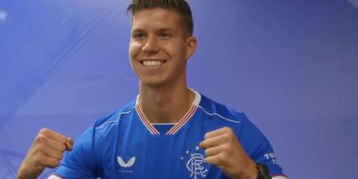 Bereits im neuen Trikot: Cedric Itten trägt kein grün-weiss mehr. (Bild: Twitter)