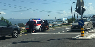 Der Autodieb wurde auf der Kreuzung in Pfäffikon kurz nach der Autobahn-Ausfahrt festgenommen. (Bild: Leserfoto)