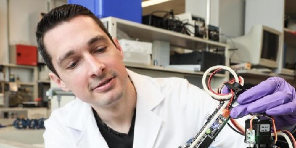 David Bonzon von der Firma SEED Biosciences zeigt die von ihm und seinem Partner George Muller im Studium an der EPFL entwickelte Roboterpipette, die trotz ihrer Grösse so etwas winziges wie eine einzelne Zelle aus einer Lösung fischen kann. Das b...