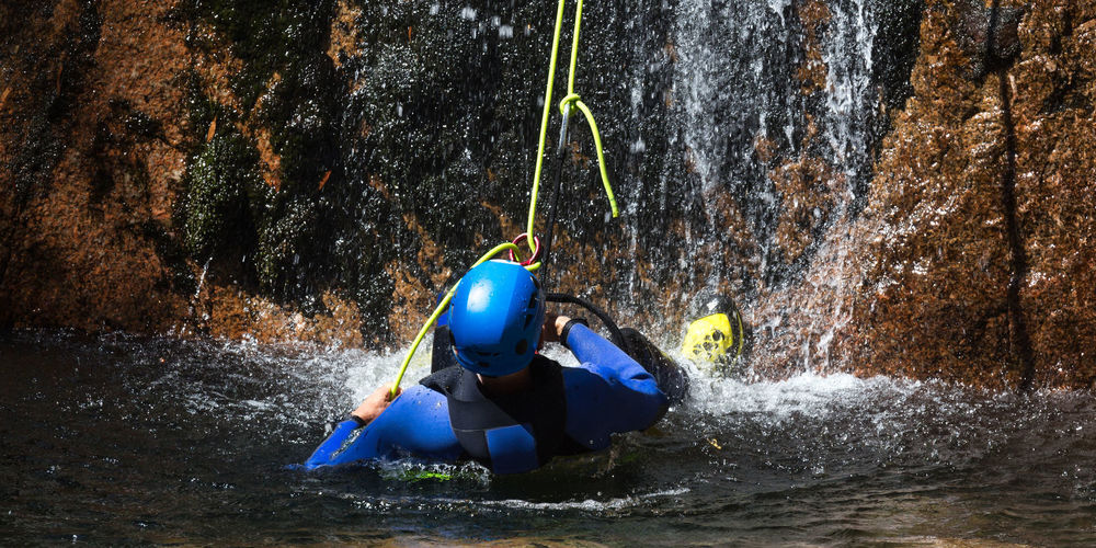 Beim Canyoning werden Schluchten von oben nach unten begangen. (Symbolbild)