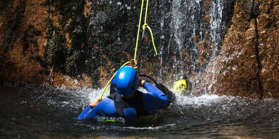 Beim Canyoning werden Schluchten von oben nach unten begangen. (Symbolbild)