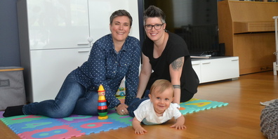 Glückliche Eltern: Manuela und Lara Mulè (rechts) geniessen das Familienleben mit Söhnchen Elia in vollen Zügen. (Bild: Silvia Gisler)