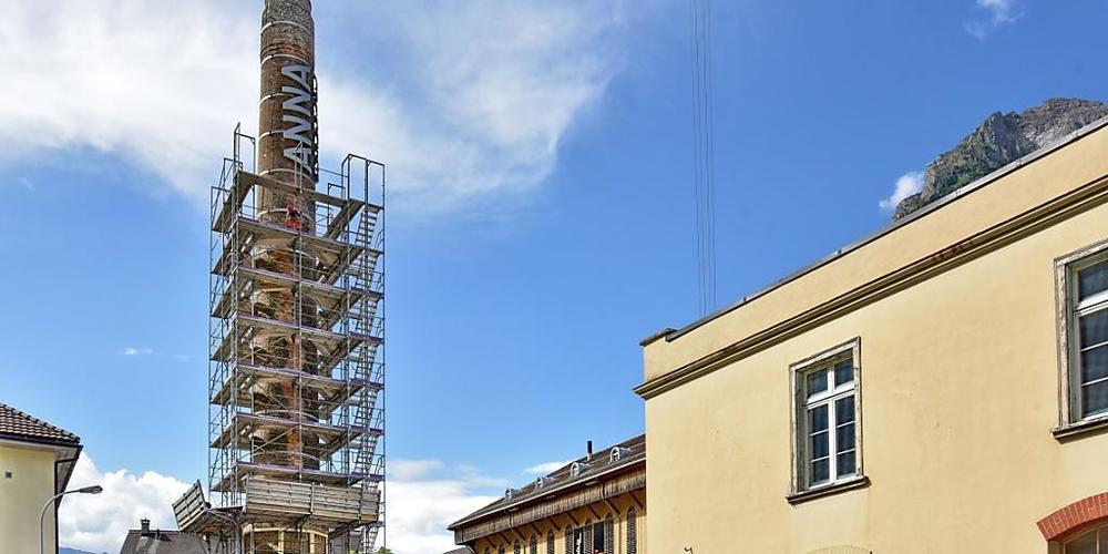 Der Hochkamin mit dem Schriftzug "ANNA" ist am Donnerstag in Glarus/Ennenda enthüllt worden.