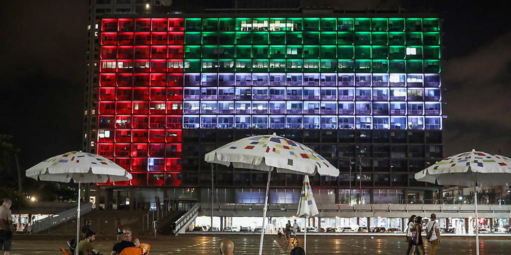 Die beleuchteten Fenster eines Gebäudes in Tel Aviv ergeben die Farben der Nationalflagge der Vereinigten Arabischen Emirate. Foto: Oren Ziv/dpa