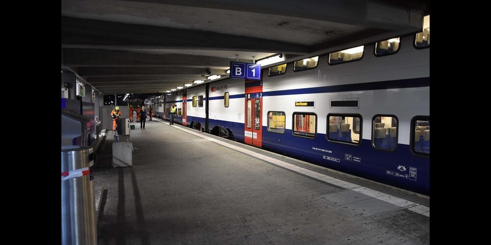 Ein mutmasslich alkoholisierter 33-jähriger Mann stürzt in Rapperswil unter einen anfahrenden Zug. (Bild Kantonspolizei St. Gallen)