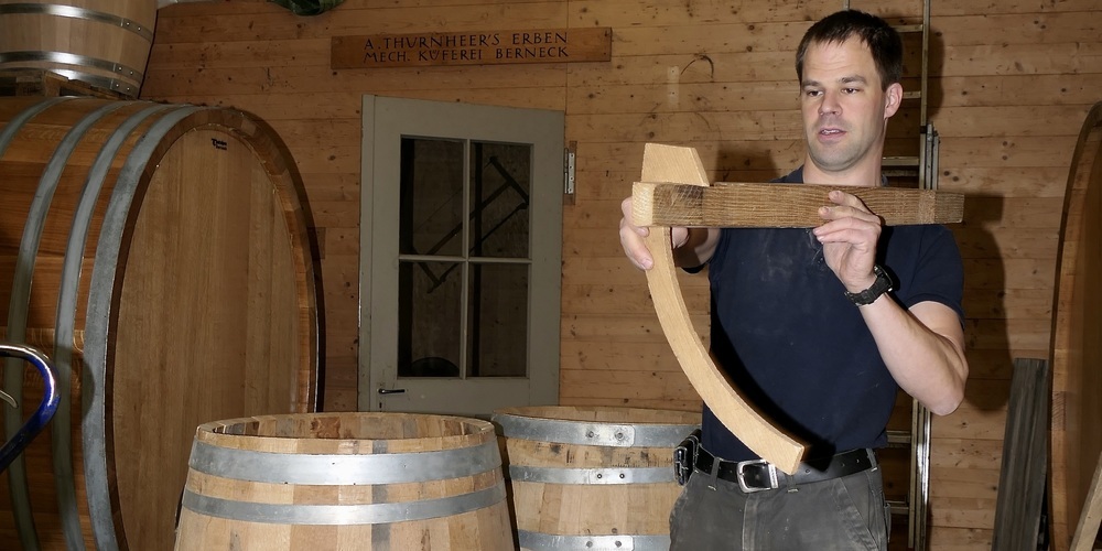 Martin Thurnheer erläutert den Entstehungsprosess eines Barrique-Fasses (Bilder: Ulrike Huber)