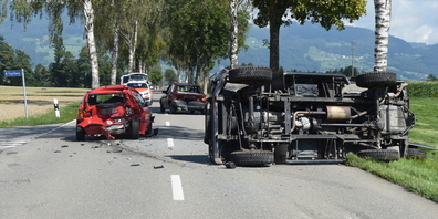 Der Unfallverursacher kam auf der Seite zu liegen (Bilder: kapo.sg.ch)