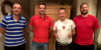 Nach 18 Jahren als Präsident des FC Uznach übergibt Armando Resegatti (zweiter v.r.) das Amt an Remo Bochsler (zweiter v.l.).