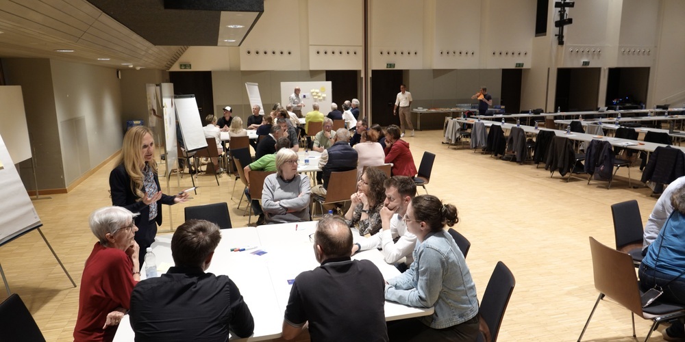 Tischrunde zu fünf verschiedenen Zukunftsthemen am Stadtforum vom 15. Mai 2025