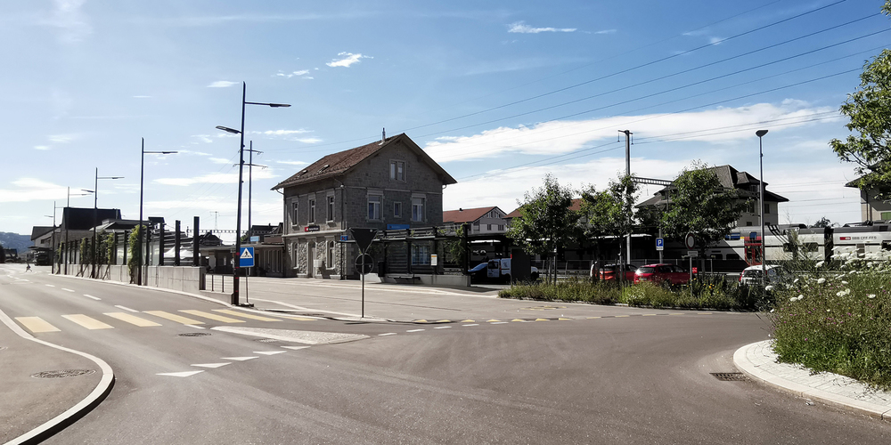 Hier fand die Geschichte ihren Ursprung: Bushaltestelle beim Bahnhof Siebnen. (Bild: Anouk Arbenz)