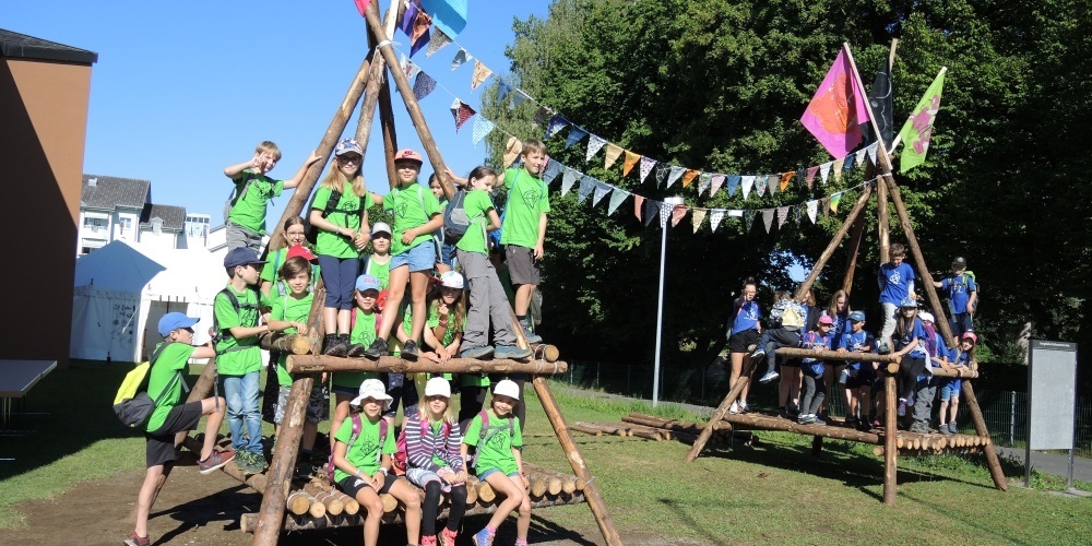 An den Erlebnistagen erleben die Kinder durch Spielen, Sport und Basteln eine Geschichte, in welcher Gott aktiv wirkt oder im Hintergrund die Fäden zieht.