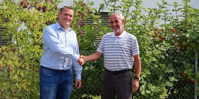 Hand drauf: Damals wie heute zählt bei Dieter Stump (l.) und Hanspeter Hefti (r.) der Handschlag. 