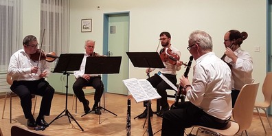 Es konzertieren der Konzertmeister des Zürcher Kammerorchesters, Donat Nussbaumer aus Altendorf, der Einsiedler Geiger Meinrad Küchler sowie sein Sohn Lorenz Küchler als Bratschist, der Cellist Severin Suter aus Schwyz und der Siebner Klarinettist Urs Bamert.
