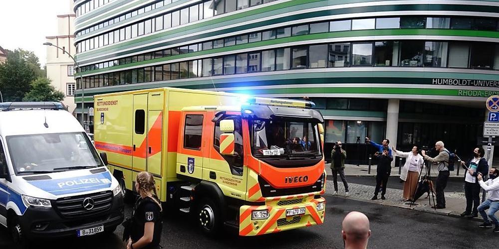 Ein Intensivtransporter der Bundeswehr fährt mit dem russischen Oppositionellen Nawalny zur Charite. Foto: Kay Nietfeld/dpa