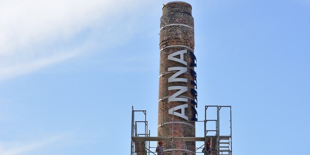 Der Hochkamin mit der Signaletik «ANNA» wurde offiziell enthüllt. (Bild Ruedi Kuchen)