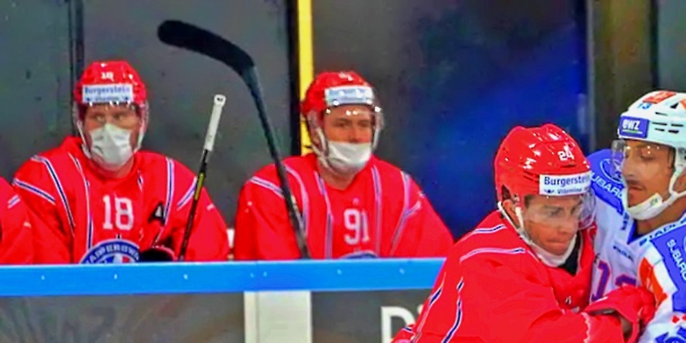 Auf der Bank mussten die Spieler die Maske anziehen, auf dem Eis konnte sie unters Kinn gezogen werden.