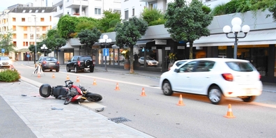 Das Motorrad eines 33-Jährigen prallte frontal gegen das Heck eines Autos und wurde dabei total beschädigt.