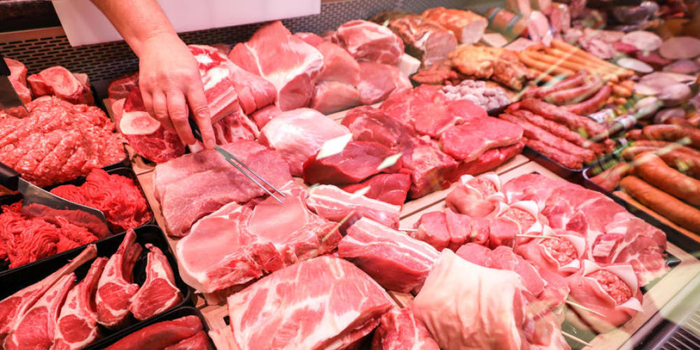 Nirgendwo in Europa bezahlen Konsumenten annähernd so viel für Fleisch wie in der Schweiz. Fast das Zweieinhalbfache des EU-Durchschnittspreises berappen Schweizer hierzulande. (Archivbild)