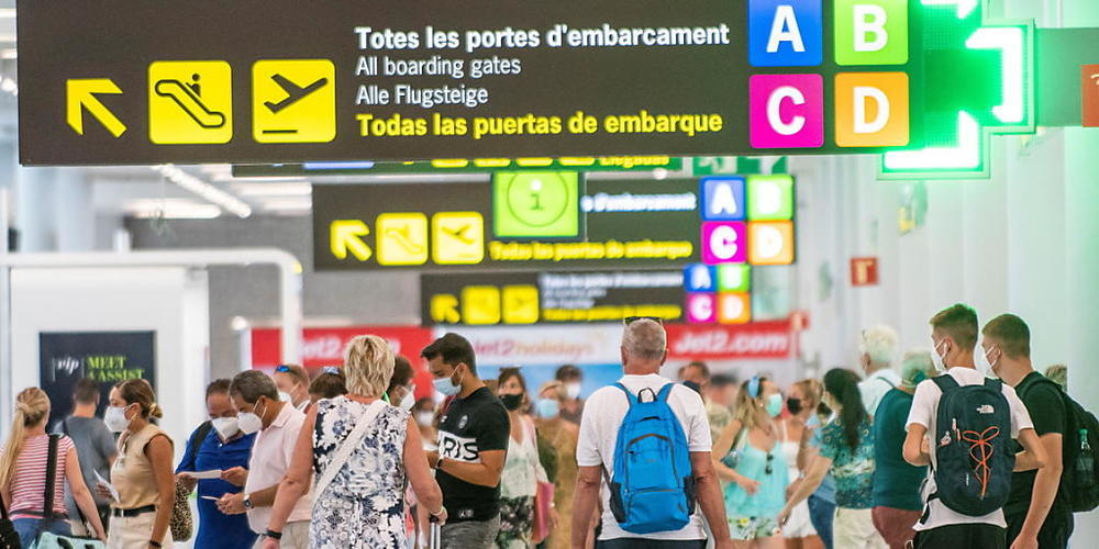 Schnell nach Hause: Reisende auf dem Flughafen von Palma de Mallorca. Mehrere hundert Schweizer Touristen wollen mit einer vorzeitigen Heimreise die Quarantäne umschiffen, die ab Donnerstag gilt. (Themenbild)