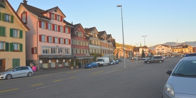 Blick auf die Schmerkner Hauptstrasse, wo demnächst Kameras die BenutzerInnen von drei Fussgängerstreifen zählen werden.