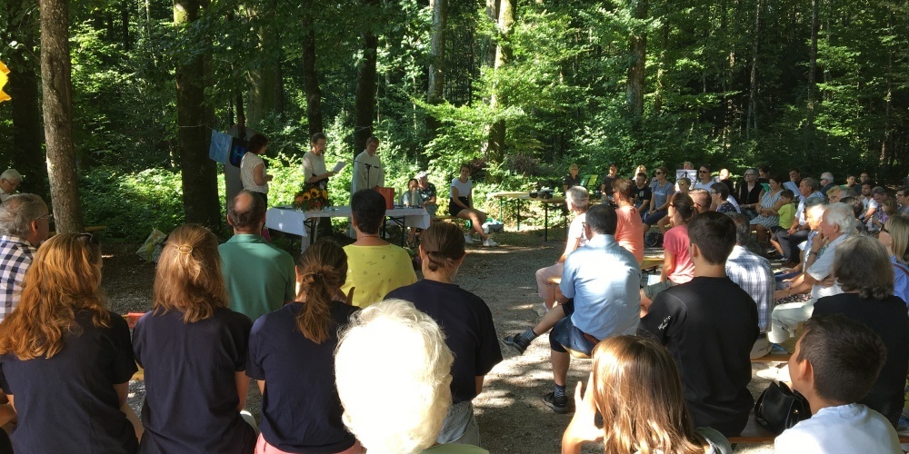 Bei Sonnenschein fand im Buchwald in Uznach der «Gottesdienst im Grünen» statt.