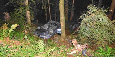 Das Auto kippte von der Strasse ins Tobel, überschlug sich mehrmals und kam nach 200 Metern auf dem Dach zum Stillstand.