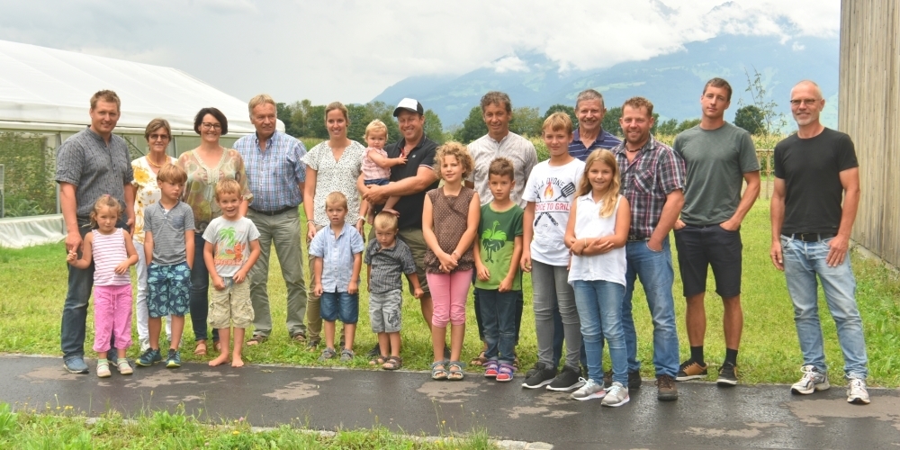 Die Gewinner der 2. Heckenmeisterschaft des südlichen Kantons St.Gallen mit ihren Familien. Das Linthgebiet ist auf den Rängen 2 bis 4 vertreten.