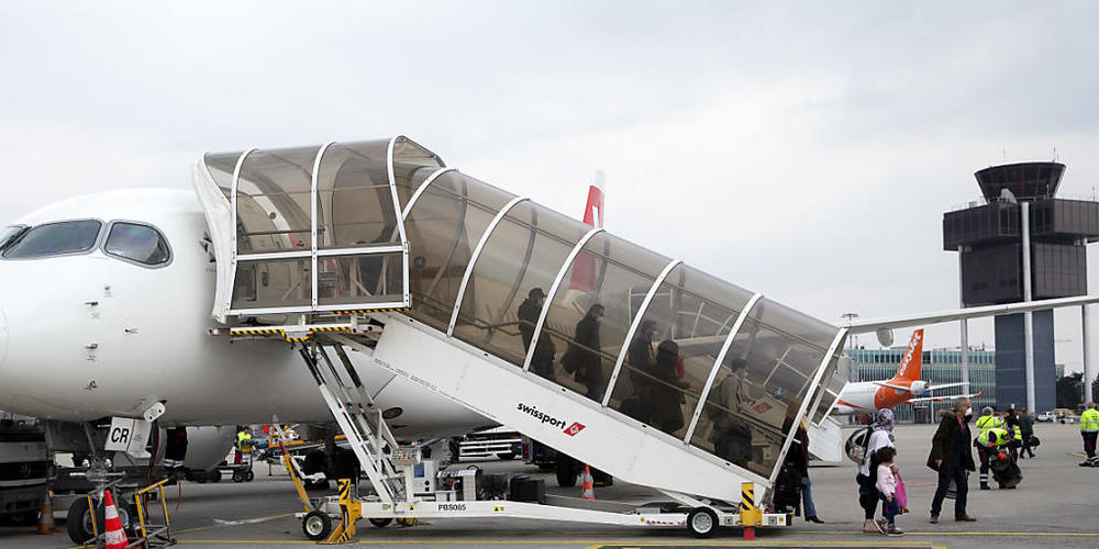 Etliche haben die Rechnung noch nicht bezahlt: Passagiere in Genf beim Aussteigen aus einem von der Schweiz gecharterten Flugzeug aus Algerien. (Archivbild)