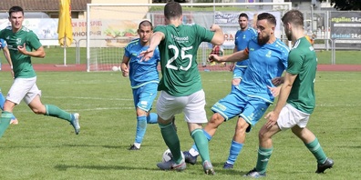 In Hälfte eins spielte sich das Geschehen meist im Mittelfeld ab (Bilder: Ulrike Huber)
