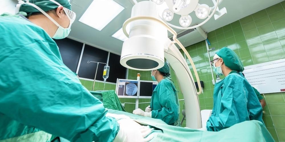 Notfall im Spital-Betrieb. Im Kanton St.Gallen werden 440 Stellen gestrichen. (Symbolbild)