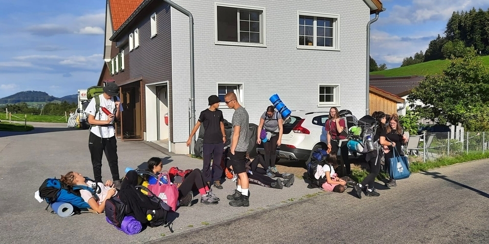 Die Schmerkner 3. Real auf Wanderschaft im Appenzellerland. Gekocht und übernachtet wird draussen. (Bild: Schule Schmerikon)